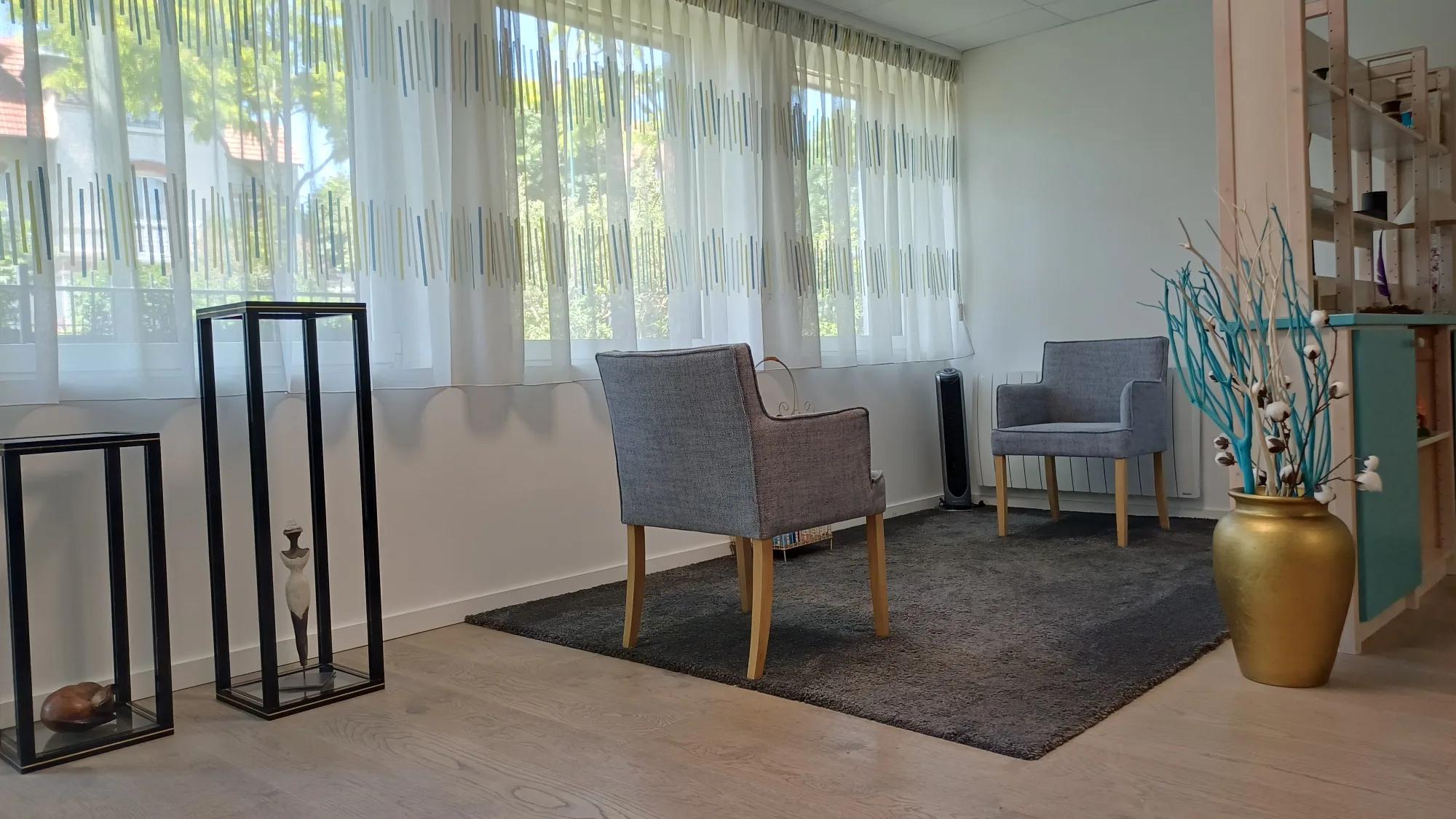 Rueil-Malmaison Triangle d’Or – Local professionnel 42 m² avec jardinet et parking — photo 2