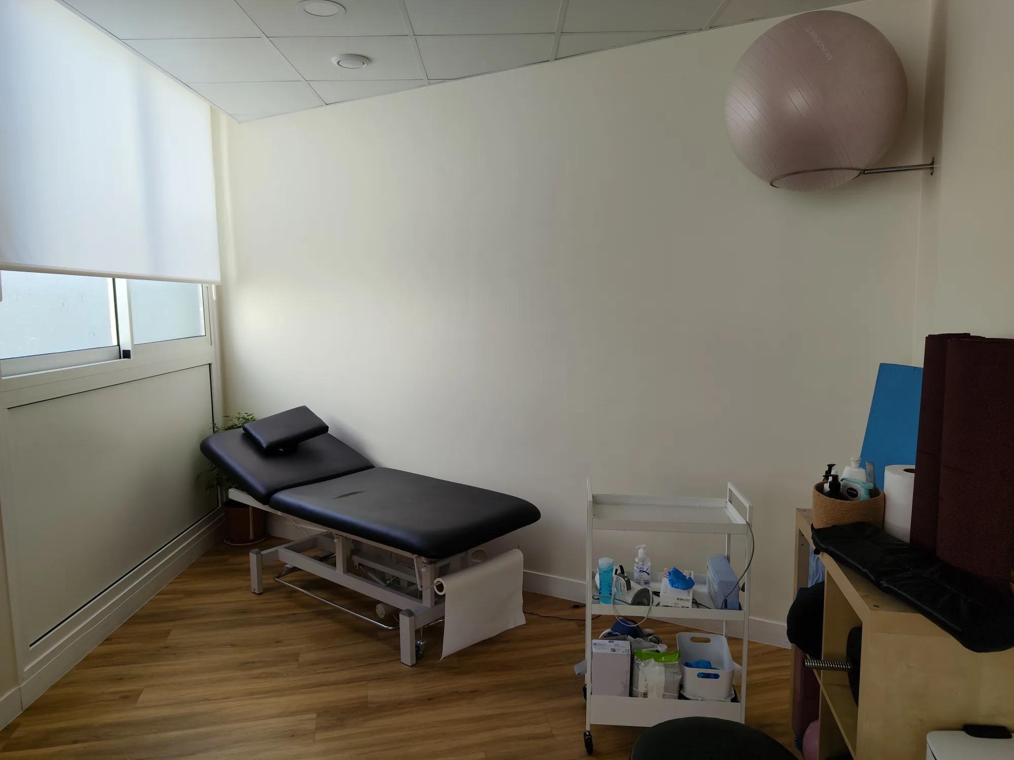 Salle à louer de 16 m², disponible le vendredi (et éventuellement le samedi).