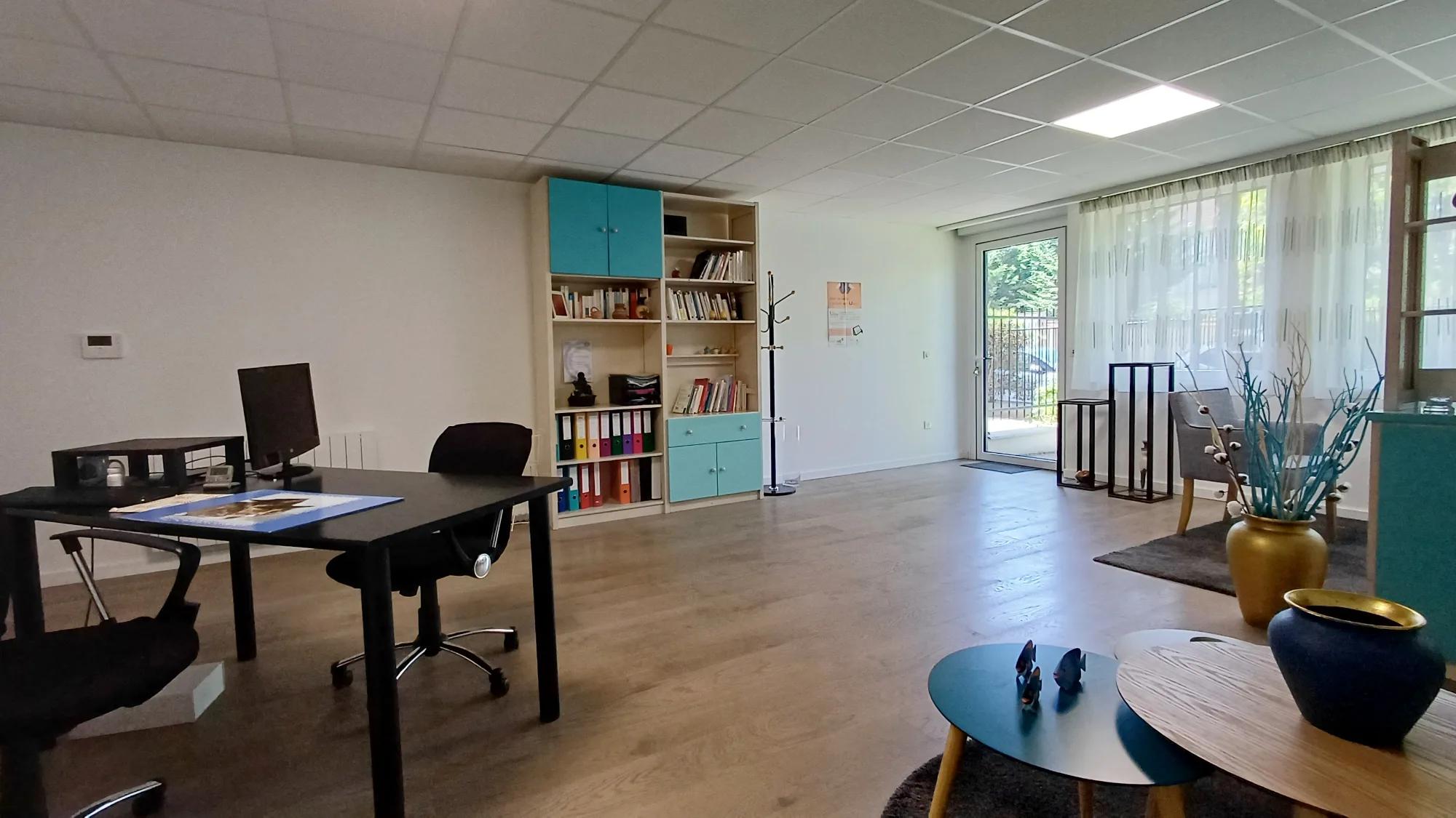 Rueil-Malmaison Triangle d’Or – Local professionnel 42 m² avec jardinet et parking — photo 1