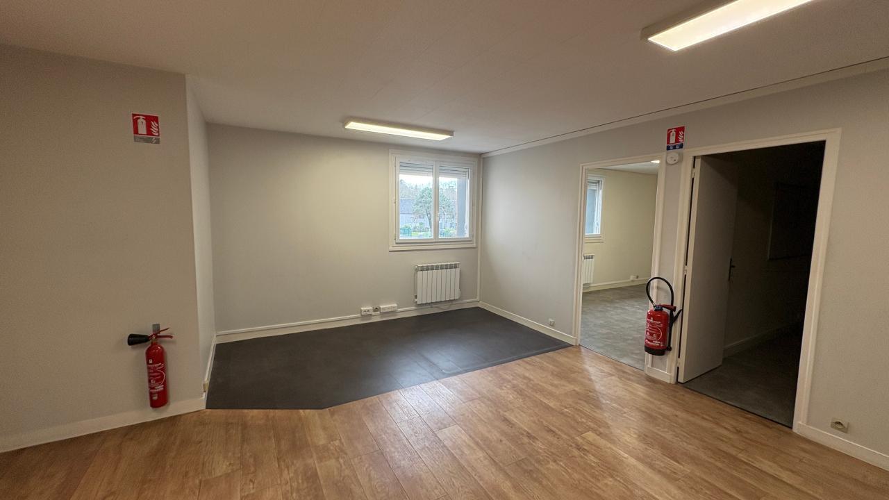 2x Bureaux 14m² + salle d'attente et salle polyvalente commune (27 et 30m²) — photo 1