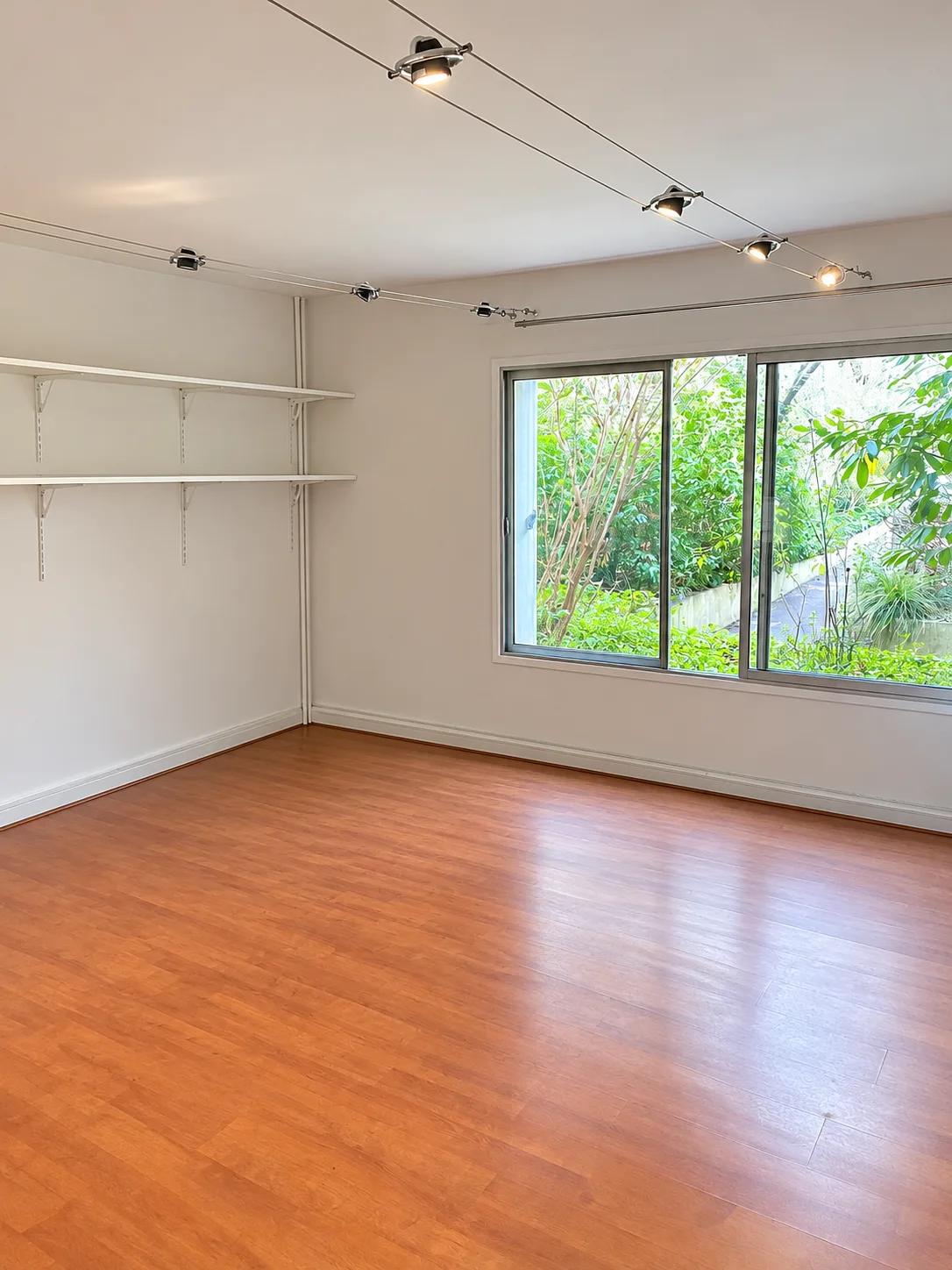 À louer au 66 rue des Grands Champs, 75020 Paris, bureau de 55 m². — photo 2