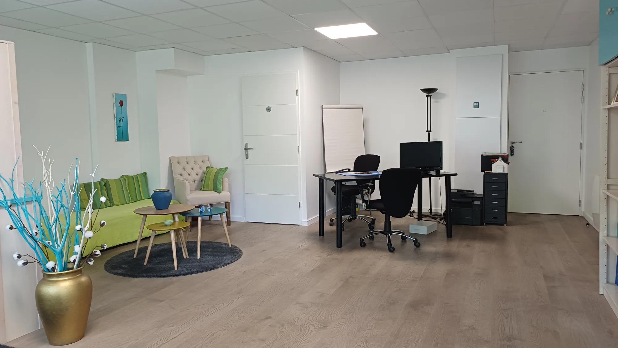 Rueil-Malmaison Triangle d’Or – Local professionnel 42 m² avec jardinet et parking — photo 3