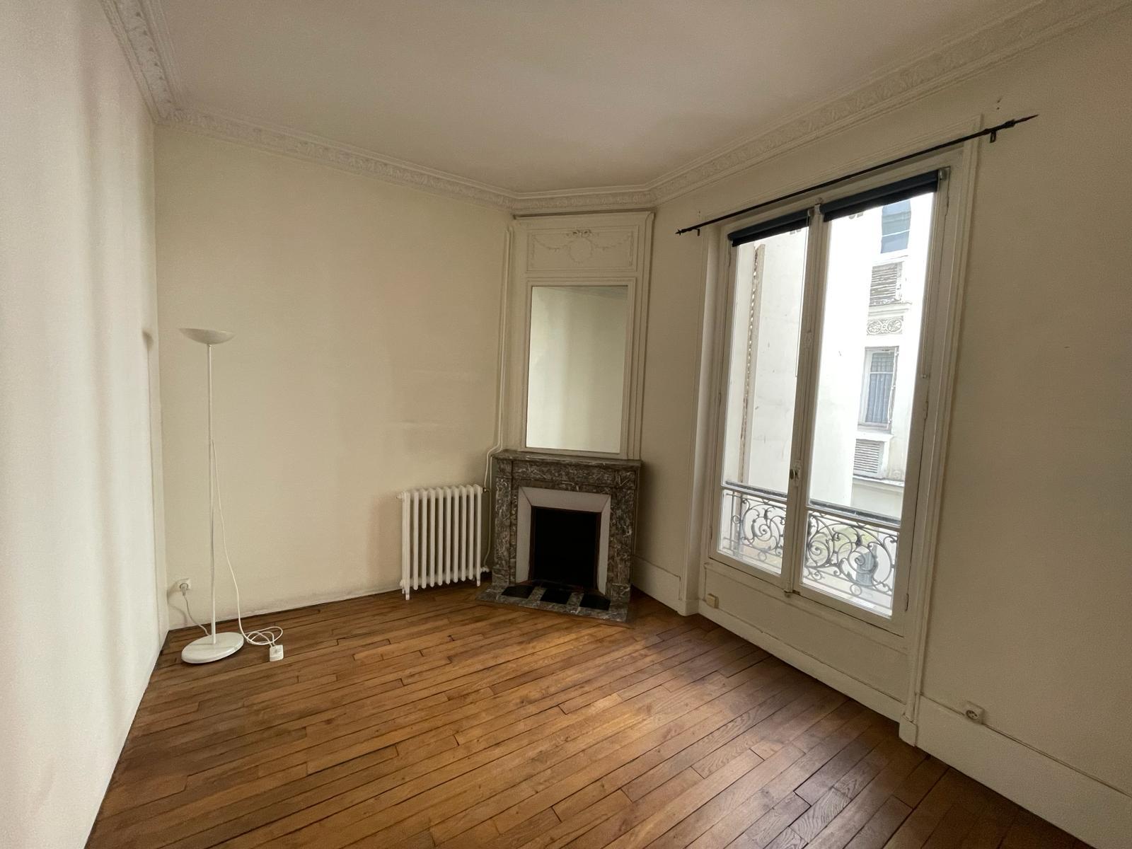 Pièce de 11 m² avec cheminée près de Blanche, Paris 9e — photo 1