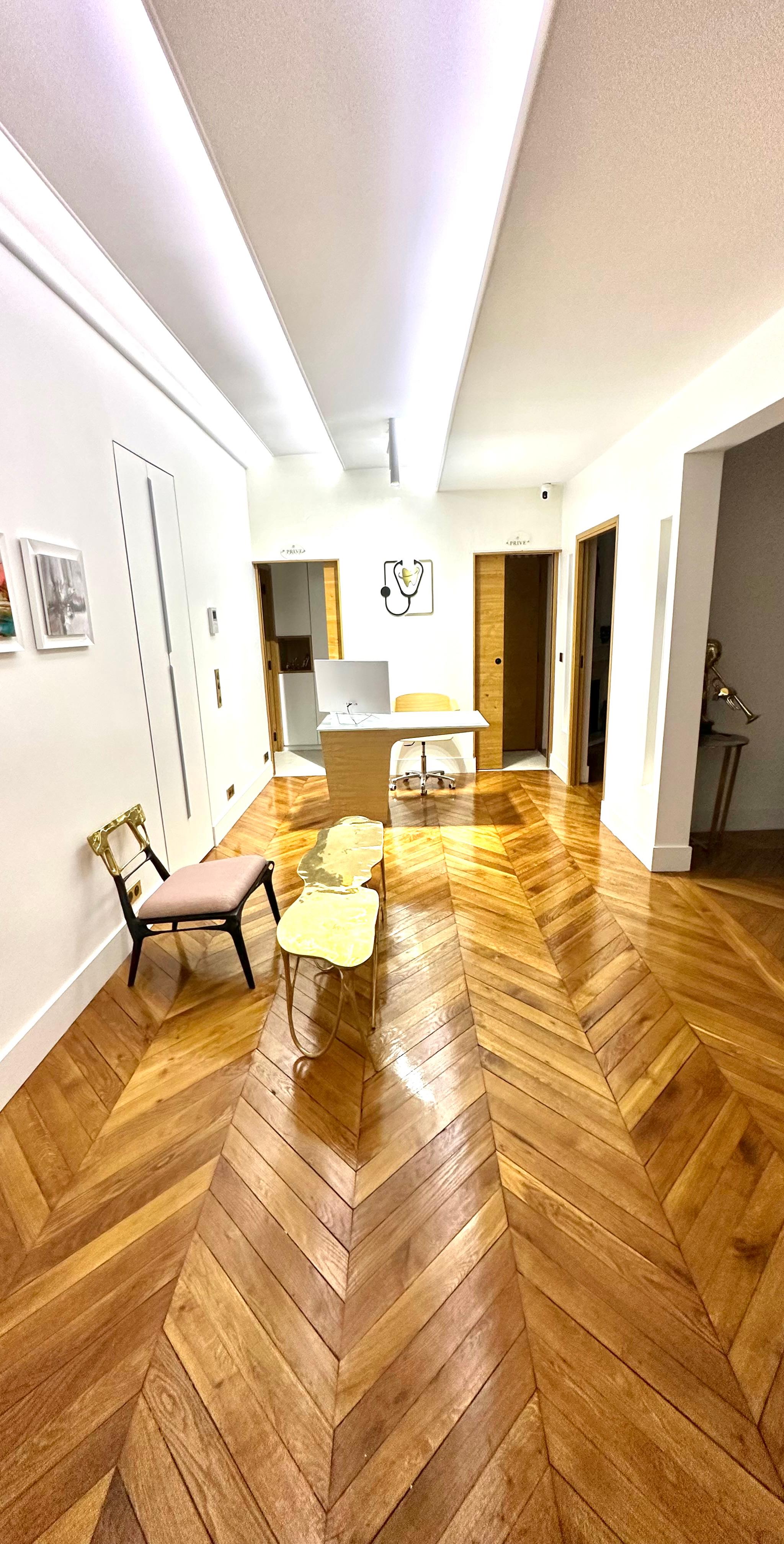 Bureau climatisé en cabinet de groupe haut de gamme, Paris 17e — photo 1
