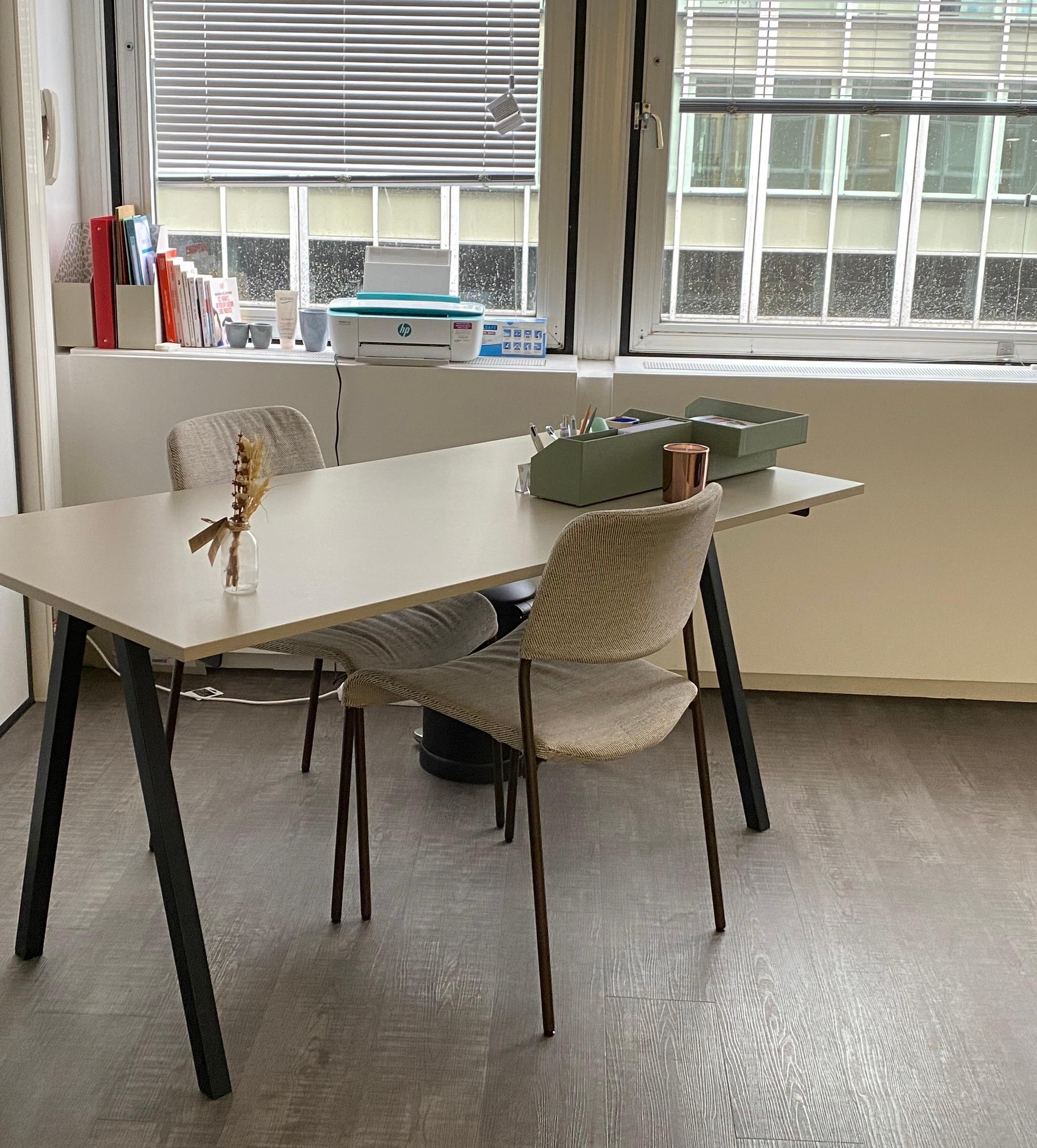 Bureau meublé équipé neuf à Puteaux