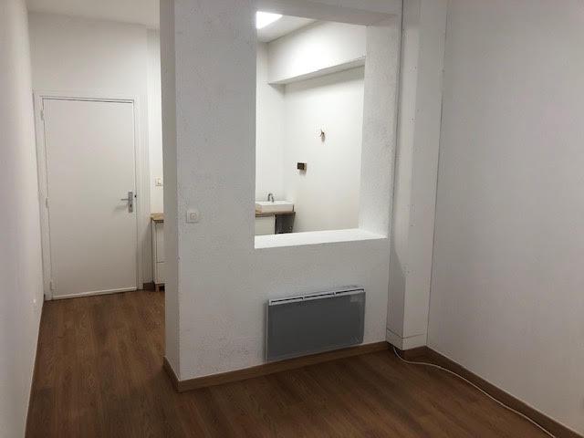 Cabinet en rez-de-chaussée près du métro, Croix — photo 1