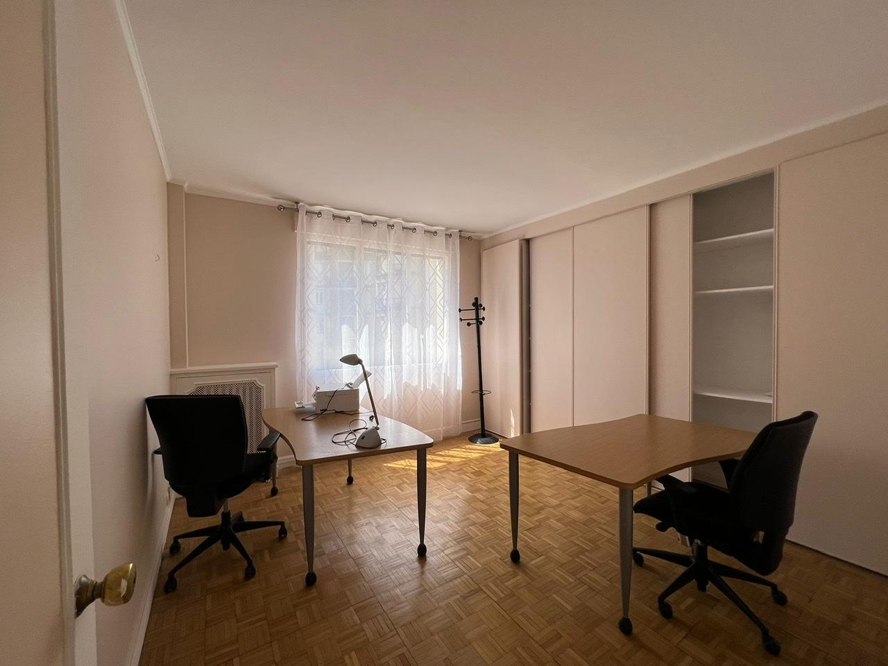 Trois bureaux lumineux avec balcon à Paris 16e — photo 1