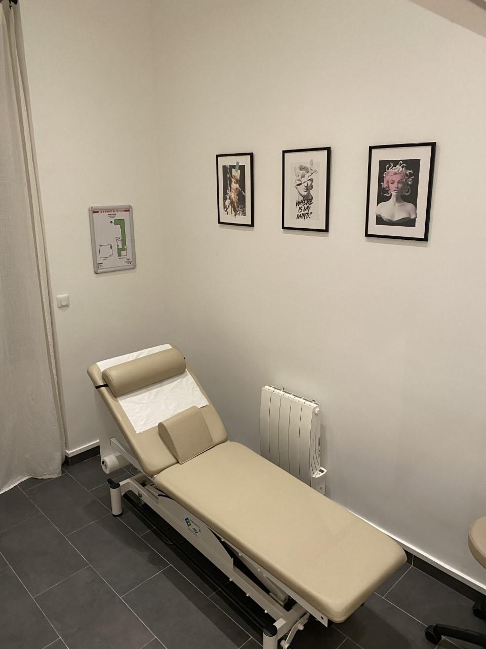 Salle de soins en cabinet de kinésithérapie, Paris 15e — photo 1