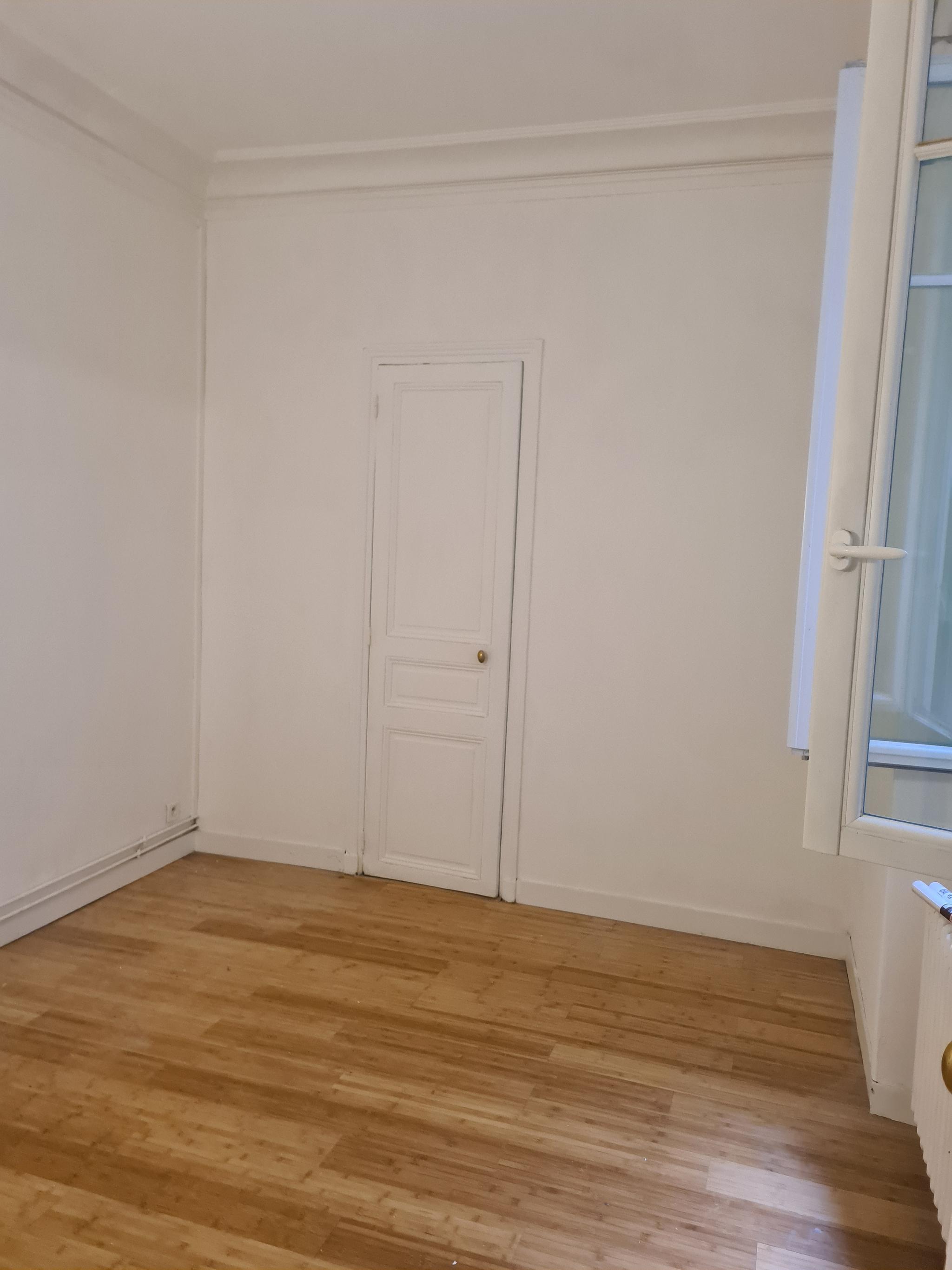Salle de 10 m² donnant sur cour, Paris 14e